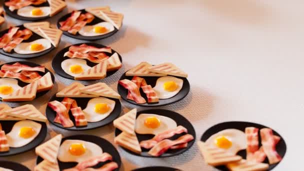 早餐盘被拿走 漂浮在桌子上方 典型的早餐 一个鸡蛋 两个烤面包 和三片熏肉在一个黑色盘子 无限循环动画4K — 图库视频影像