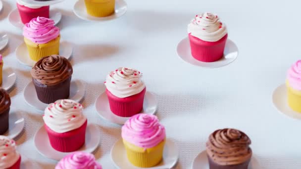 Des Cupcakes Colorés Sont Emportés Gâteaux Chocolat Vanille Velours Rouge — Video