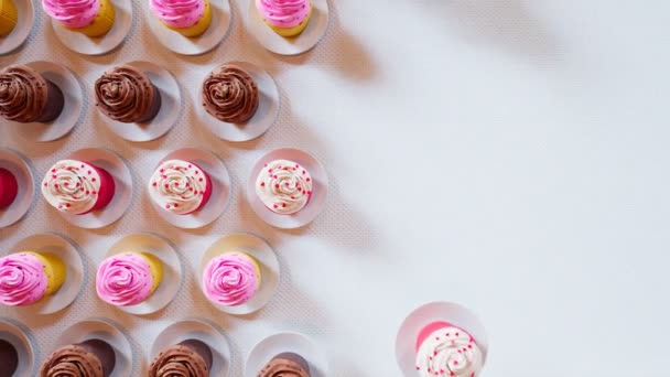 Kleurrijke Cupcakes Worden Weggehaald Chocolade Vanille Rode Fluwelen Taarten Zweven — Stockvideo