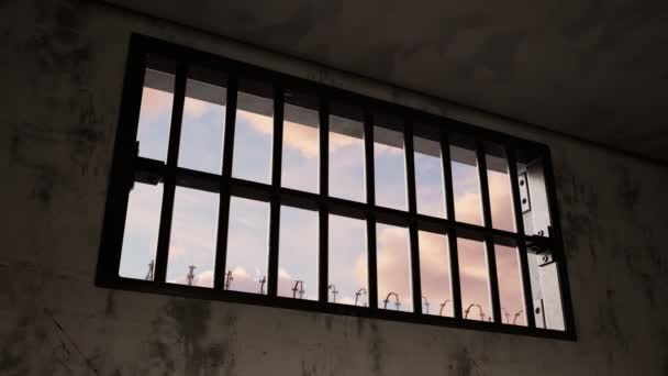 Widok Okna Więzienia Przez Stalowe Kraty Metalowy Ogrodzenie Kolczasty Drut — Wideo stockowe