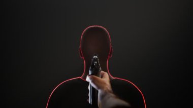 Adamın kafasının arkasına doğrultulmuş bir silah. Kıllı el dolu bir silahı ateşe hazır tutuyor. Kurban kırmızı ışıkta geçmiş. İdam, cinayet, katil, çete çatışması. 4k HD CGI animasyonu.