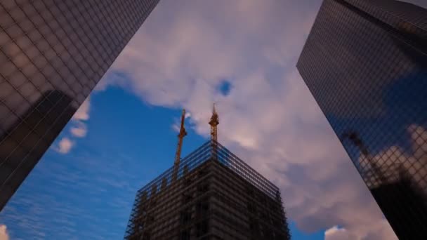 摩天大楼由几台建筑用起重机在一天的时间内建成 美丽的日出云在蓝天背景下快速移动 Scaffolding Assembly Progress Clearly Visible — 图库视频影像