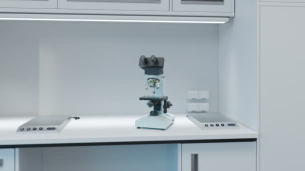 Ett Modernt Mikroskop Med Flera Objektiv Ett Rent Vitt Laboratorieskrivbord — Stockvideo