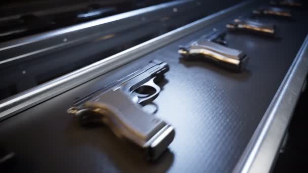 Конвейерная Лента Свежеизготовленным Пистолетом Полуавтоматические Пистолеты Массового Производства Гражданской Самообороны — стоковое видео
