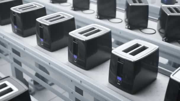 Förderbänder Mit Frisch Gefertigten Toastern Elektrisches Kleingerät Zum Anstoßen Von — Stockvideo