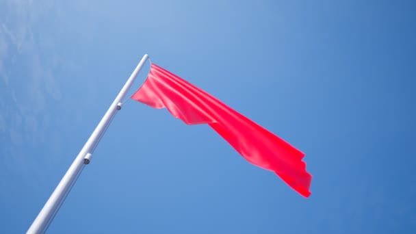 Egy Vörös Zászló Lobogott Szélben Gyönyörű Kék Égbolttal Felhőkkel Háttérben — Stock videók