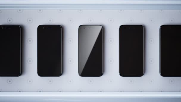 新しく製造されたスマートフォンによるコンベヤベルト 新しい携帯電話は包装の準備ができています エレクトロニクス工場や生産ラインのシームレスループアニメーション モバイル技術 コミュニケーション — ストック動画