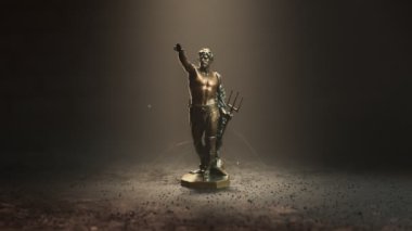 Roma gladyatörünün eski bronz heykeli. Sağ eli sivri Retiarius ve sol elinde ağırlıklı ağla mızrak. Heykel örümcek ağları ve tozla kaplıdır. Karanlık bir bodrumda eski bir hazine.