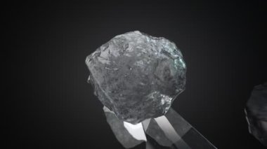 Çiğ elması güzel, yuvarlak, parlak bir şekle dönüştürme süreci. Büyük parçalar ve küçük kesilmiş elmas tozu taze parlak, yansıtıcı mücevherden düşer. Makro 'nun karanlık bir arka planı var. 4K HD