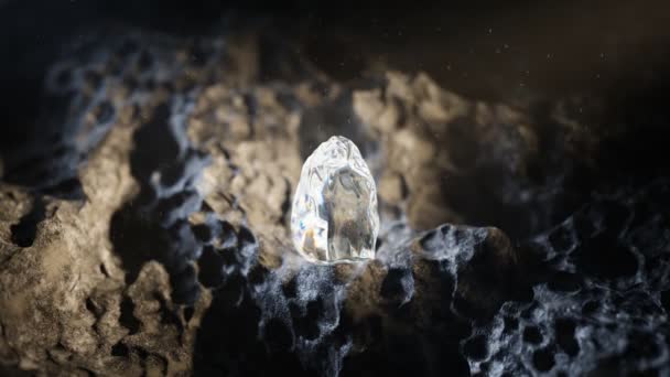 在黑暗的洞穴或矿山中发现了未经切割的原始宝石 一颗晶莹晶莹的大宝石 聚光灯下粗糙的水晶在周围的岩石上闪闪发光 珍贵的宝石4K — 图库视频影像