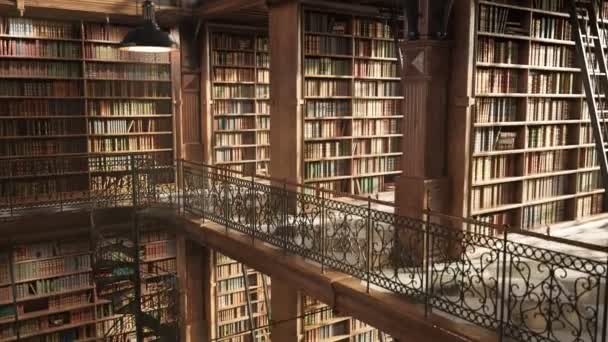 Oude Universiteitsbibliotheek Interieur Met Planken Vol Met Talloze Vintage Boeken — Stockvideo
