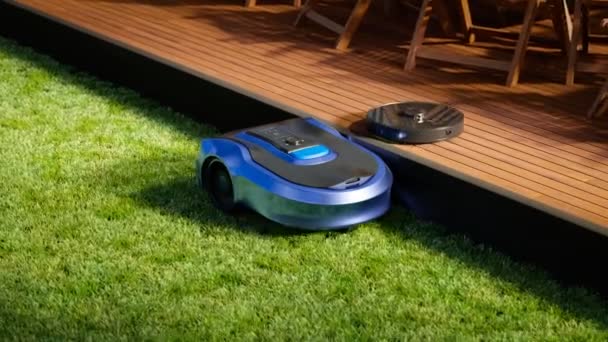 スマートホーム機器のコンセプト 芝生のロボットは庭をマウスし 掃除機は庭の木製のテラスをきれいにします 家のためのワイヤレス家電の世話 現代のリモート技術 — ストック動画