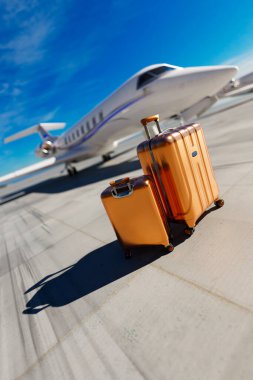 Lüks Jet uçuşu bekliyor. Hava taksisi. Gideceğiniz yeri seçin. Hava çok güzel. Gökyüzü açık. Turist ya da iş adamı. Havacılık. Kişisel bir mesele. Lüks bir yolculuk. Çok klas. Yaşam tarzı. İniş kamerası.