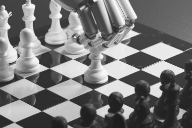 Satranç tahtasında satranç oynayan parlak robotik kol. Bu gelişmiş teknoloji insanlığın sorunlarını çözmek için karmaşık algoritmalar kullanıyor. Yapay zekanın kavramsal 3 boyutlu yansıması.