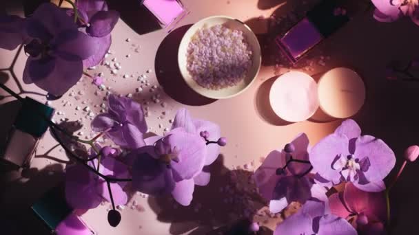 Home Spa Szene Mit Rosa Orchideenblüten Badesalzen Und Einer Auswahl — Stockvideo