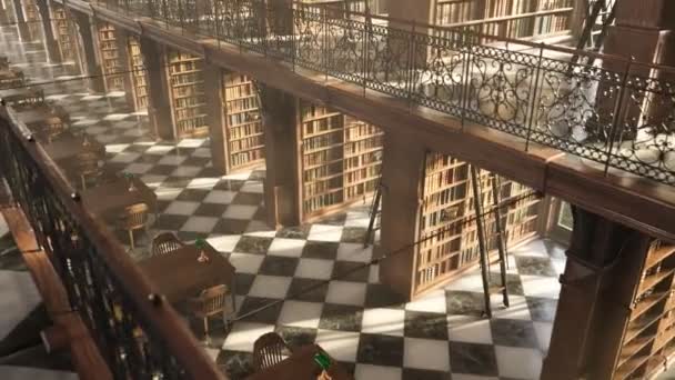 Prachtig Vintage Houten Bibliotheekinterieur Met Ontelbare Historische Boeken Planken Zwart — Stockvideo