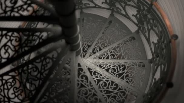 装飾されたステップが付いている美しい黒い鋼鉄螺旋の階段 カメラが上に向かって動きます ホワイトレンガの壁タワー ヴィンテージの装飾された建築構造の部分 シームレスでエンドレスなループアニメーション — ストック動画