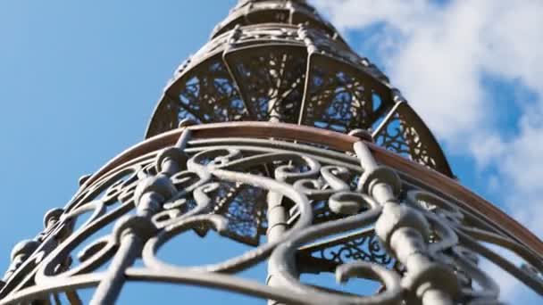 Linda Escada Espiral Aço Preto Com Degraus Ornamentados Sobre Fundo — Vídeo de Stock