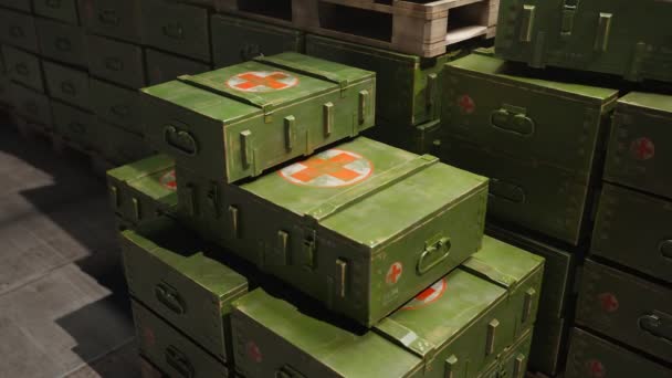 上の赤十字のいくつかの緑の箱は木パレットの上に積み重ねられています いくつかの箱は真ん中の明るい光によって強調されています 箱には軍事目的のための医療用品が含まれています — ストック動画