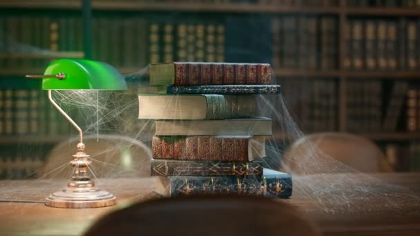 Eski Kitaplar Klasik Yeşil Okuma Lambasıyla Birlikte Ahşap Bir Masanın — Stok video