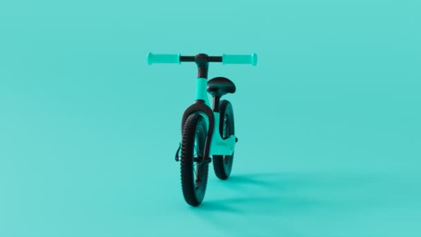 一个小孩用彩绘的框架和细节来平衡自行车 背景随着自行车的变化而变化 演示轮流进行 生动活泼的颜色对男孩和女孩都是完美的 — 图库视频影像