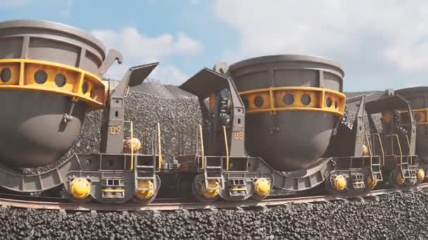矿渣汽车在采石场的铁轨上缓慢地运送物料 在背景中 可以看到成堆的碎石 这增加了工业景观 — 图库视频影像