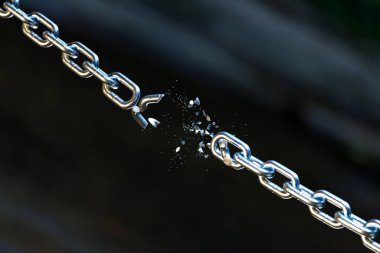 Metal veya çelik zincirlerin parçalarına ayrılması zayıflıktan kurtulma ve özgürlüğe kavuşmayı sembolize ediyor. Güç, güç ve bağımsızlığın güçlü bir görüntüsü..