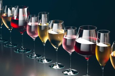 Farklı türde şarapla dolu bir bardak seti ve koyu arka planda köpüklü şampanya. Şaraphane sahnesi. Yeni yılı, yıldönümünü kutlama kavramı. Çeşitli alkollü içecekler..