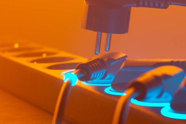 Bu 3 boyutlu görüntüleme mavi ve turuncu ışıkla aydınlatılmış akıllı bir güç kaynağı bağlantısını gösteriyor. Teknoloji ve yenilik kavramları için mükemmel..