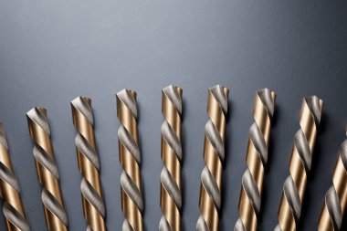 Bir dizi kablosuz matkap ucu. Koyu arka planda yüksek sertlikte elmas kaplı matkap pancarı. Zanaatkar sondaj ekipmanları. Profesyonel aletler konsepti. Atölye.