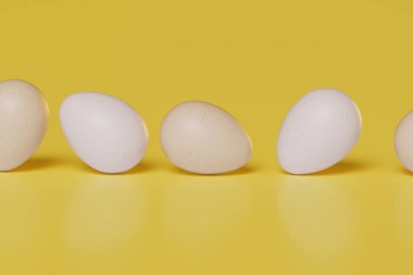 Sarı pastel arka planda yuvarlanan taze, organik, çevre dostu yumurtaların resmi. Bir sıra yumurta tek yöne hareket ediyor. Geleneksel bahar kutlaması kavramı. Yeni hayatın sembolü. İlkbahar