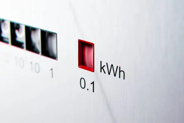 用Kwh计数器三维绘制测量电耗的静电计 电表显示数字变化 象征着电力成本上升的概念 — 图库照片