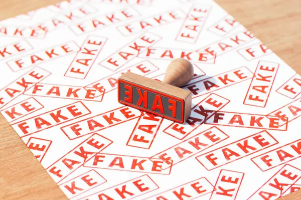 Dřevěné Razítko Více Červenými Texty Fake Vyražené Dokumentu Falešné Doklady — Stock fotografie