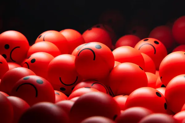 Uma Grande Pilha Bolas Vermelhas Com Expressões Tristes Irritadas Pilha — Fotografia de Stock