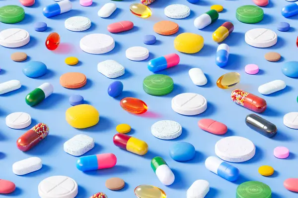 Inúmeras Pílulas Multicoloridas Cápsulas Comprimidos São Espalhados Fundo Azul Claro — Fotografia de Stock
