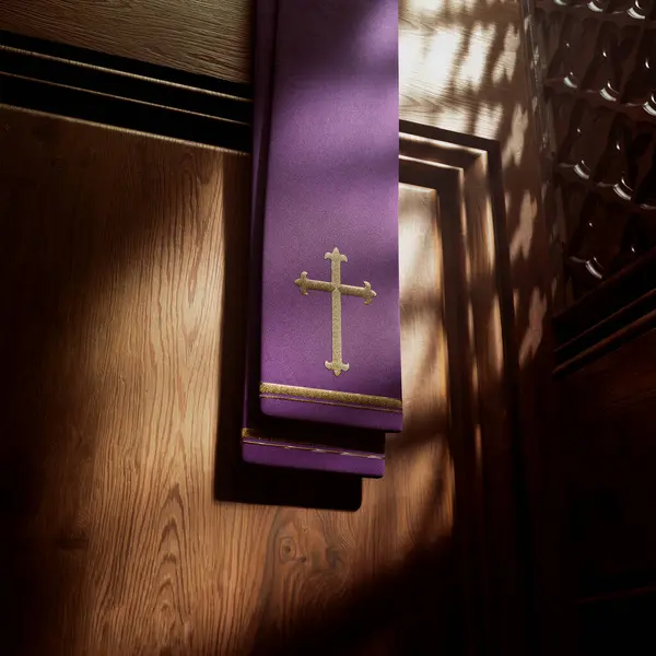 Purpurowy Ukradł Krzyż Oświetlony Promieniami Światła Wpadającymi Konfesjonału Szczegóły Chrześcijańskiej — Zdjęcie stockowe