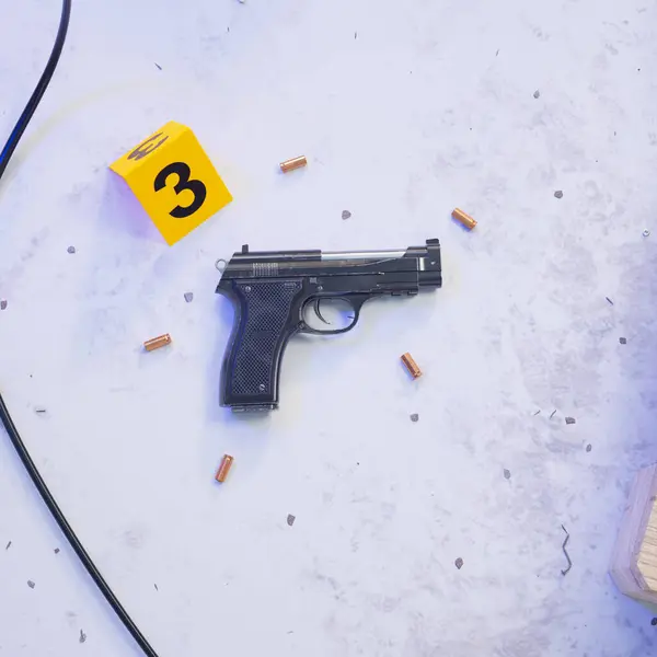 有犯罪证据的谋杀现场 摄像机显示了一把地上有子弹的枪 法医证据 刑事警察调查 危险的气氛 犯罪现场 — 图库照片