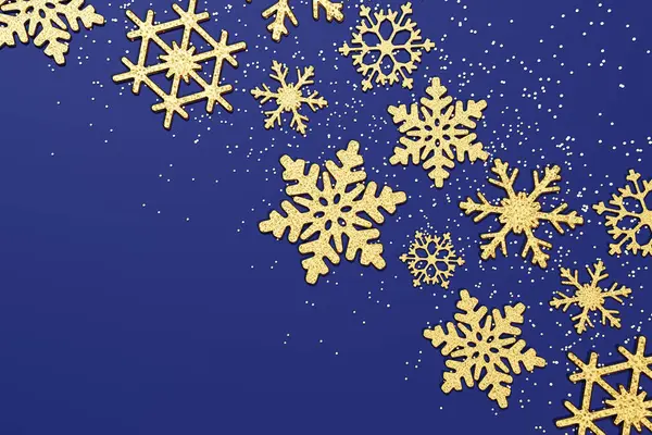 Блестящие Золотистые Снежинки Звезды Голубом Фоне Блестящие Снежинки Звезды Создают — стоковое фото