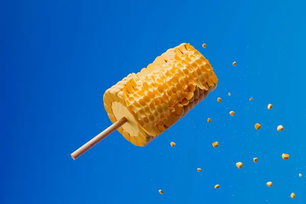 Świeżo Ugotowana Żółta Kukurydza Cukrowa Drewnianych Szaszłykach Pyszne Słone Maślane — Zdjęcie stockowe