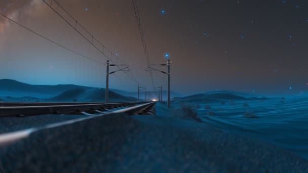 近代的な弾道列車は砂漠の砂丘を横切って燃えている 夜空は星の輝きでシーンを照らし 列車の暖かいインテリアが窓から輝く — ストック動画