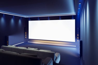 Güzel ev sineması. Evdeki modern sinema. Stereo sistemi olan multimedya odası. Kocaman televizyonu ve rahat koltukları olan büyük bir eğlence odası. Teknoloji. Büyük ekranda bir film izle