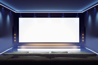 Güzel ev sineması. Evdeki modern sinema. Stereo sistemi olan multimedya odası. Kocaman televizyonu ve rahat koltukları olan büyük bir eğlence odası. Teknoloji. Büyük ekranda bir film izle