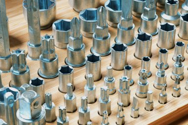 Değiştirilebilir çeşitli parçalar, tahtadan kesilen özel noktalara yerleştirilmiş. Atölye aletleri depolama düzenliği. Gerekli koleksiyon. Torx, uğursuzluk, çarpma sürücüsü hazır. Çıkarılabilir ögeler.