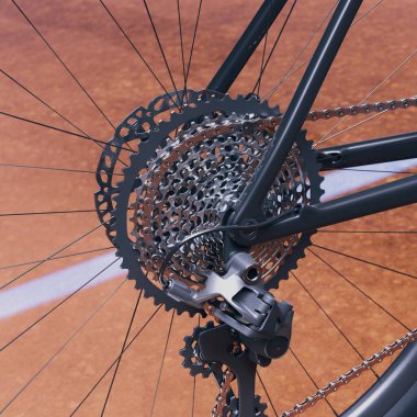 Arka tekerlek mekanizmasına ve kasete odaklanan bir kamera. Bisiklet yolunda bir gezinti. Açık havada. Parçalar. Bileşenler. Sür! İtici güç. Dişliler. Ayrıntılar. Makro. Yükselen hız. Bisiklet mi? Hız. Raydan çıkarıcı