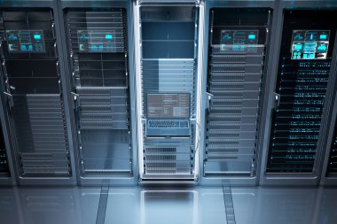 Ana kontrol bilgisayarı, karanlık bir sunucu çiftliğindeki ağ kodunu yönetiyor. Tüm veriler laptop ekranında gösterilir. Siber uzay güvenliği. Casus yazılım teknolojisi. Şifreyi kır. Mahremiyet saldırısı.