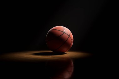 Basketbol sahasını seyret. Ahşap parke üzerinde duran bir topa odaklanmış bir kamera. Sisli daldırıcı ışık. Vurgulanmış satırlar. Yarışmadan önce. İklim sporları turnuvası.