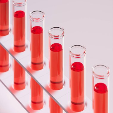 Analiz için garip sıvı örnekleriyle dolu bir şişe. Bu test tüpleri kan, idrar ve diğer vücut sıvılarını analiz etmek, hastalıkları teşhis etmek ve tedavi etkinliğini değerlendirmek için kullanılır.