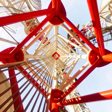 Anten kuleleri boyunca yukarı doğru giden bir kameranın döngüsel görüntüsü. İletişim direğine ya da telsiz iletişim kulesine tırmanmak için sonsuz görüş formu. 3G, 4G teknolojisi, yayın, televizyon