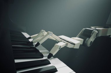 Modern, fütürist bir robot piyanoda müzik çalıyor. A