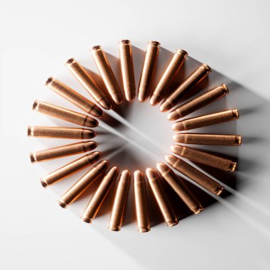 Keskin nişancı mermilerinin beyaz arka planda dairesel bir şekilde dizilmiş üç boyutlu yakın plan görüntüsü. Bu resim keskin nişancı tüfeklerinin hassasiyetini ve öldürücü doğasını gösteriyor..